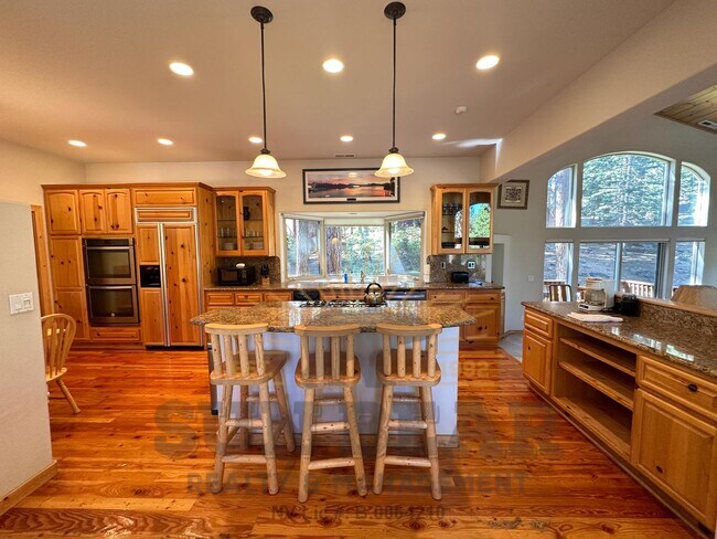 Foto del edificio - Beautiful 4 Bedroom, 3.5 bath home w gorge...