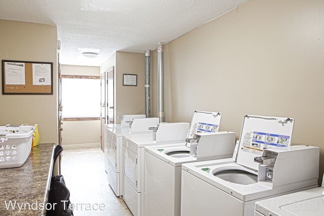 Foto del edificio - 4400-4400 Westbrook Dr