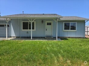 Building Photo - 2368 Redwood Ave