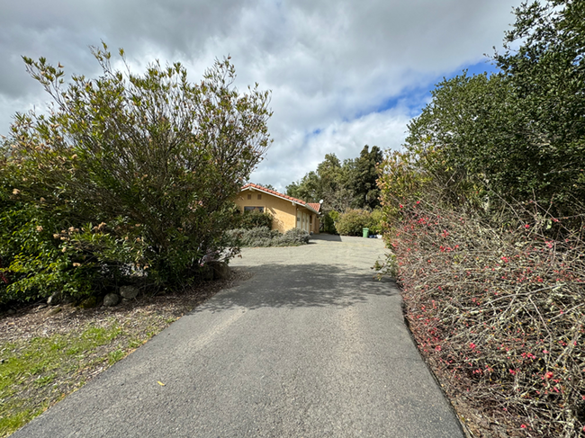 Building Photo - Three Bedroom St. Helena Home with Beautif...