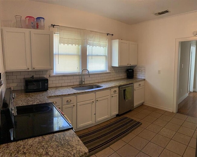 Building Photo - 2544 S University Dr