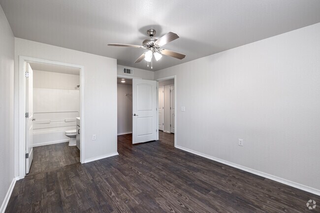 2 habitaciones, 2 baños - 925 pies cuadrados - Dormitorio principal - Trailside Place