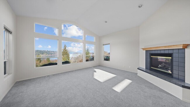 Building Photo - 3 Bed 2 Bath - Excellent Condition - Spectacular Views - Landscaping Included - NAS Whidbey