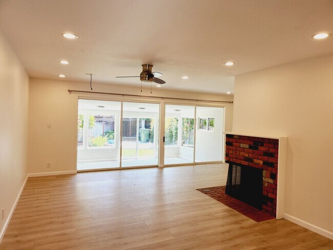 Building Photo - Light and Bright Single Family Home