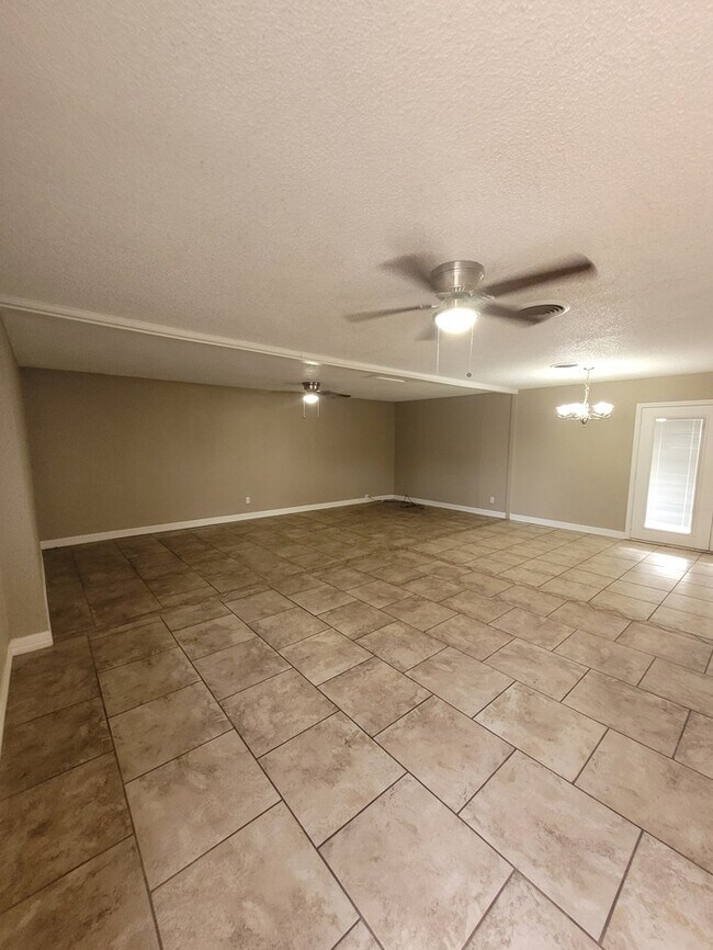 Foto del edificio - 3 bed 2 bath with large backyard!