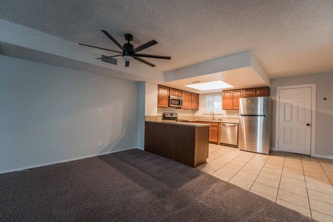 Foto del edificio - UPGRADED 3 BEDROOM TOWNHOME!!