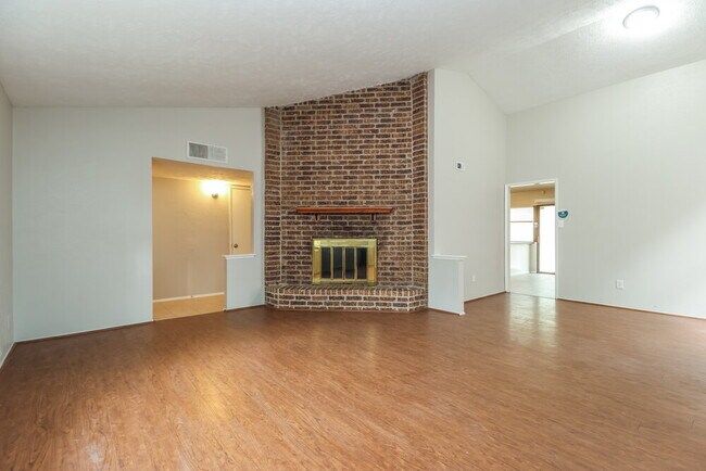 Foto del edificio - 22730 Hawkwood Dr