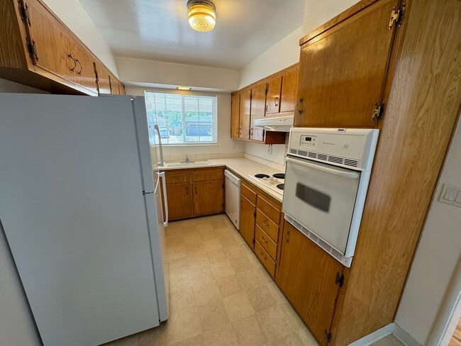 Building Photo - 3 Bed / 1 Bath | Del Dayo Duplex Available 08/10/2026