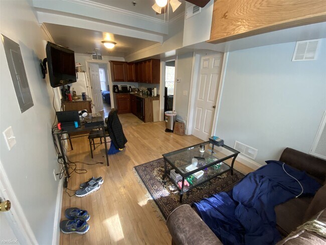 Building Photo - 3 br, 1 bath  - 1000 E Ann St Apt 3 #3