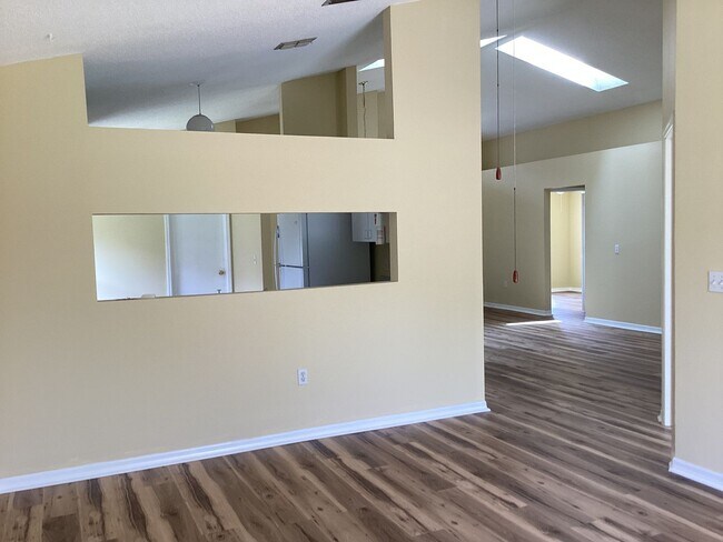 Building Photo - Adorable 3 bdrm/2 bath home with vaulted ceilings!!!!