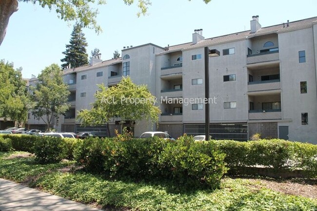 Building Photo - Nicely Upgraded, Centrally Located Condo. ...