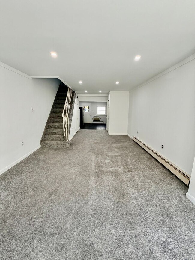 Building Photo - SPACIOUS 3bd/1.5ba at Port Richmond Home
