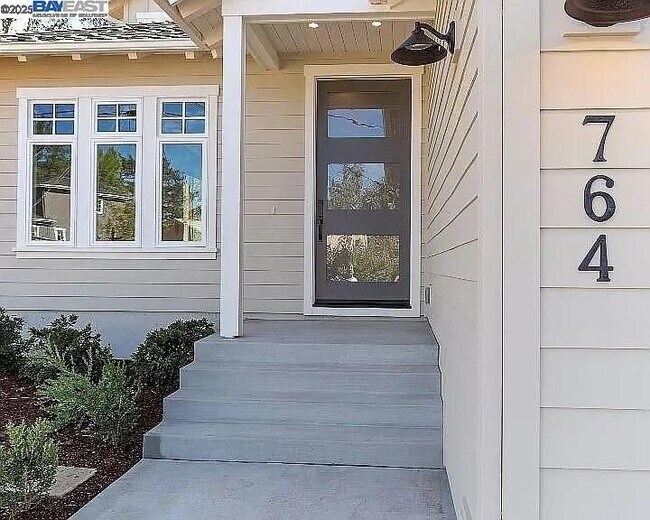 Foto del edificio - 764 Hillcrest Dr