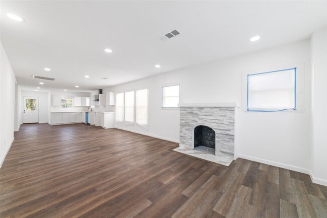 Building Photo - 2914 Wheeler Ave