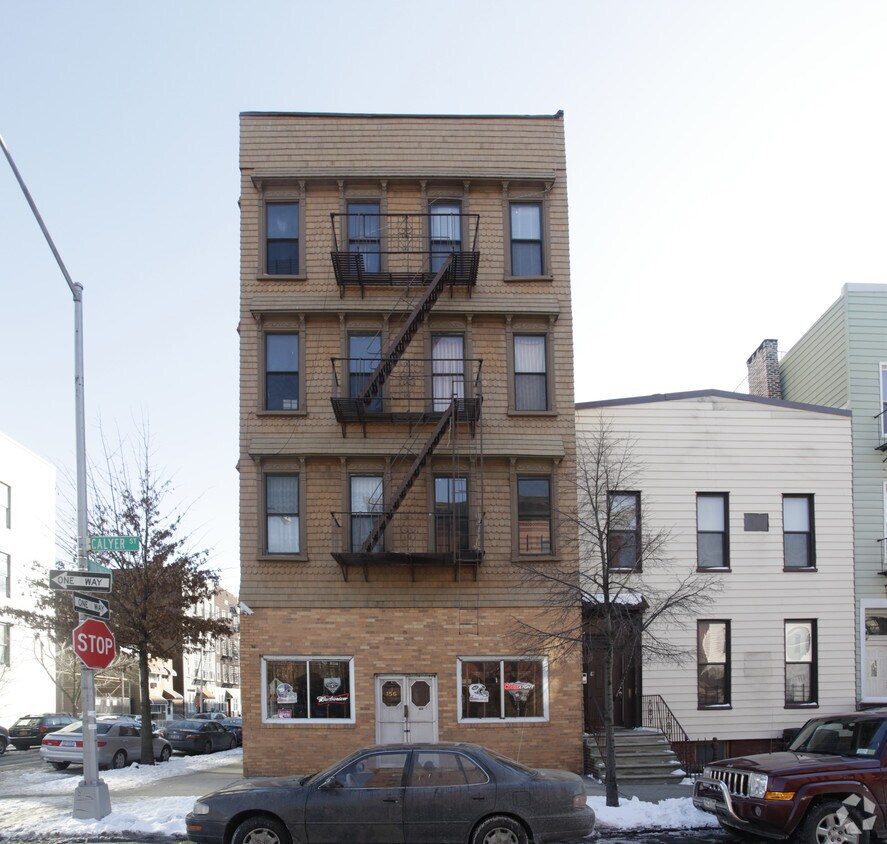 Building Photo - 156 Calyer St