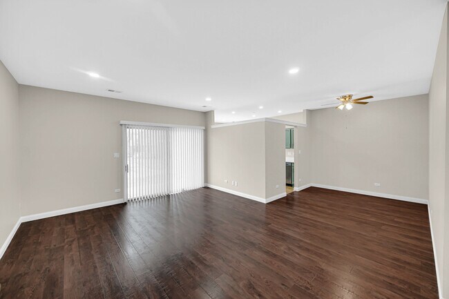 Foto del edificio - 1661 Commodore Ct