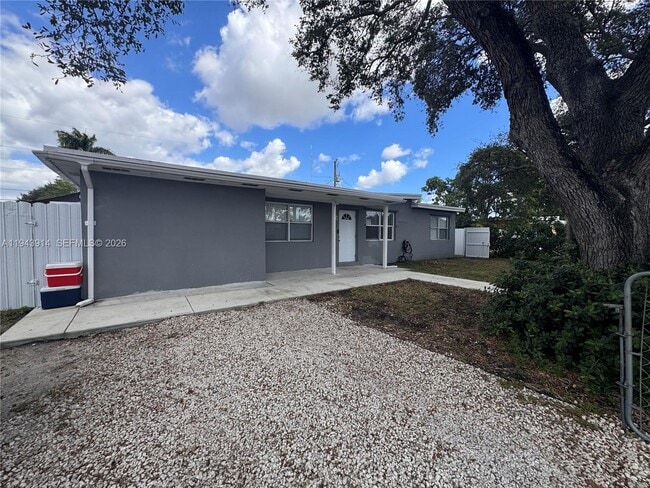 Building Photo - 5721 SW 41st St