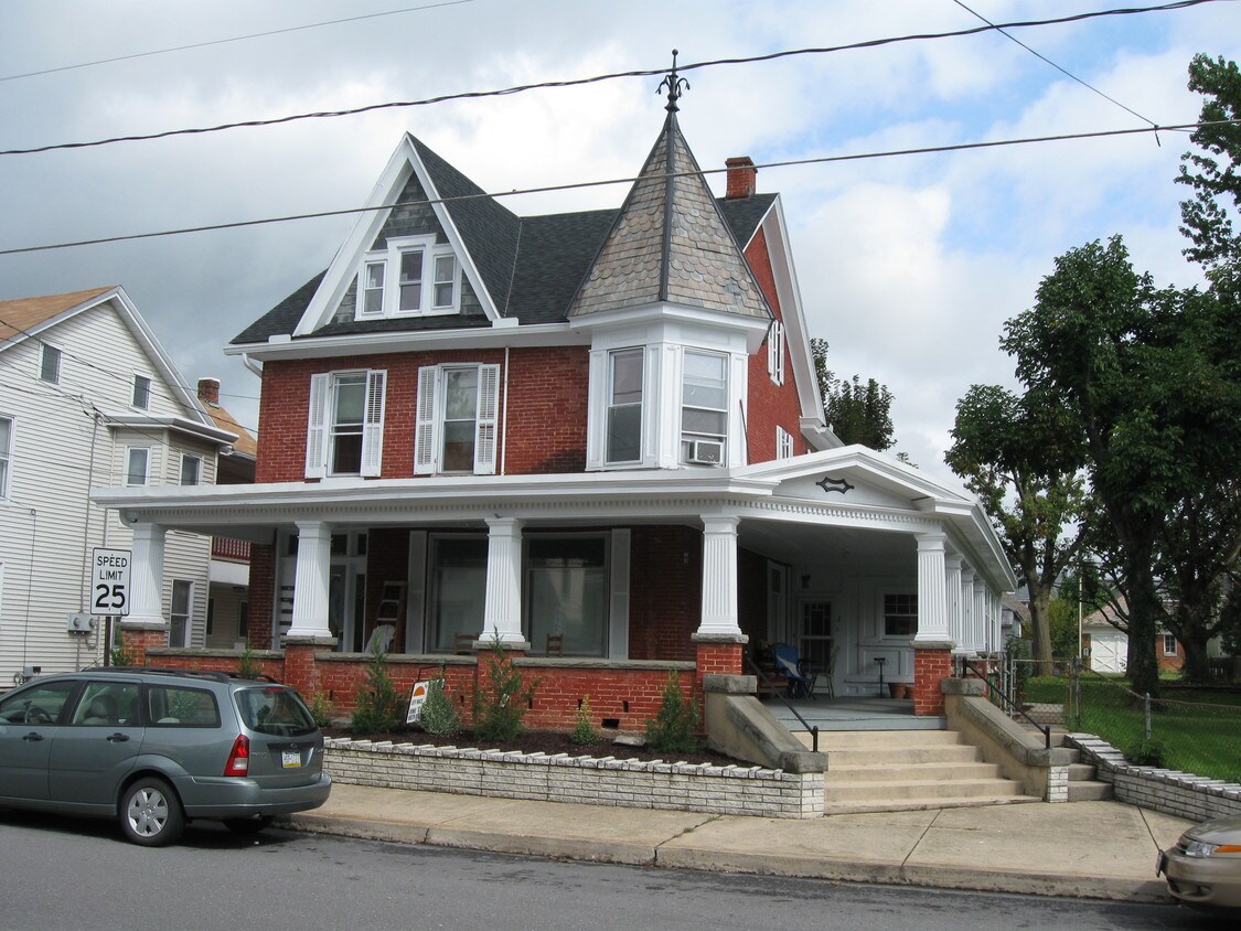 Primary Photo - 235 W 2nd St