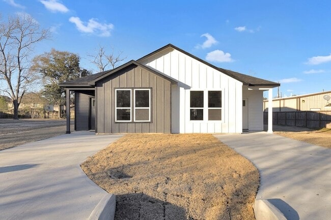 Building Photo - 104 Runnels St