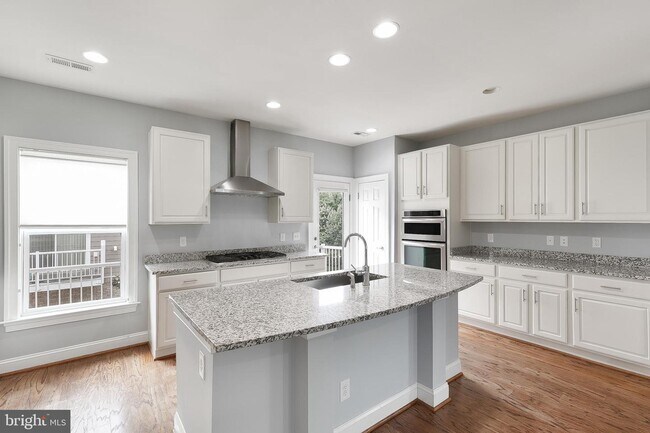 Building Photo - 9558 Canonbury Square