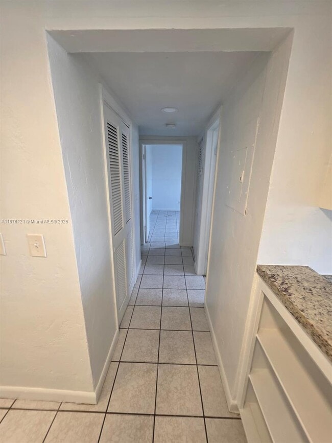 Foto del edificio - 7610 Dickens Ave