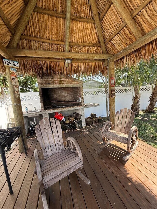 Foto del edificio - 4764 SW 12th St