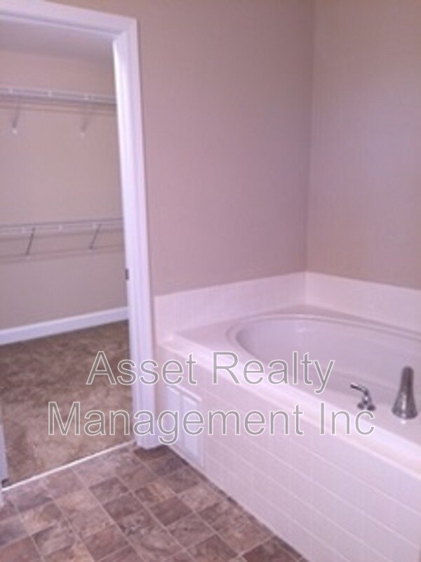 Foto del edificio - 6021 Loftis Creek Ln