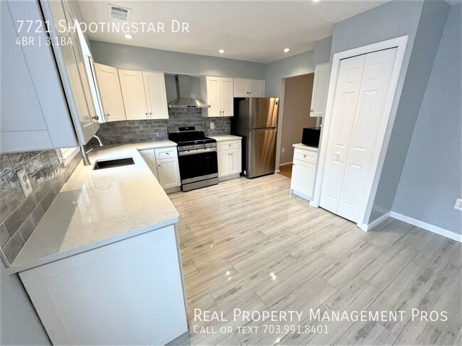 Building Photo - COMPLETLEY UPDATE!!   LARGE 4 BEDROOM 3.5 ...