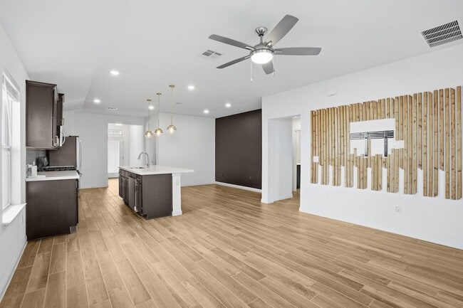 Foto del edificio - 8215 McKamy Dr