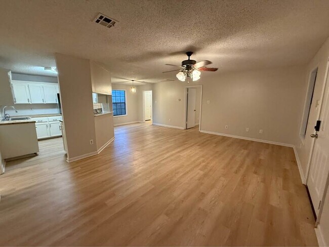 Foto del edificio - 311 E Jeff Davis Ave