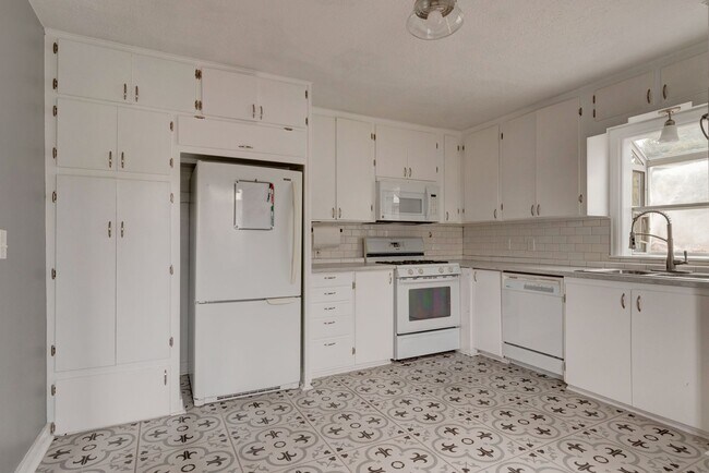 Building Photo - Cozy 2 bed 1 bath home in Oak Harbor