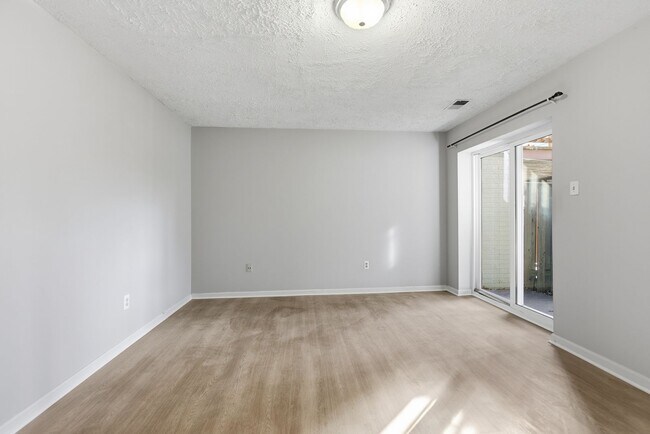 Building Photo - Updated 3 BR/2.5 BA Townhome in Dorsey Hall!
