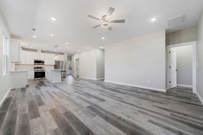 Building Photo - 4 Bedroom/2 bath Ranch within Minutes of D...