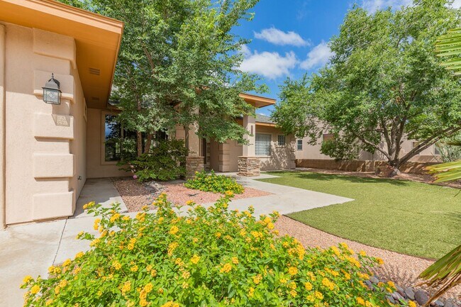 Building Photo - Beautiful Home in the Golf Course Area