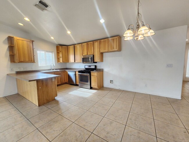 Building Photo - Nice 3 bedroom 2 bath