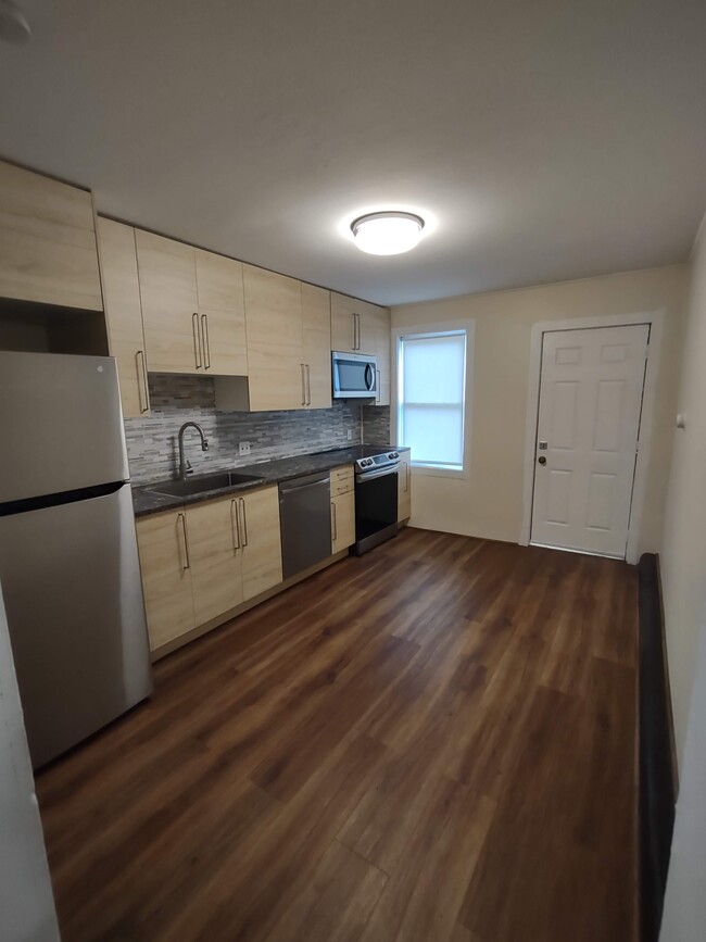 Eat-in kitchen - 273 Main St