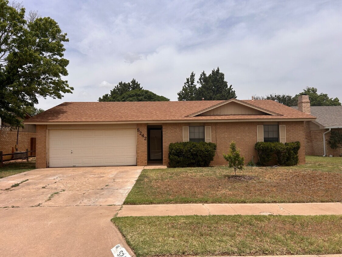 Primary Photo - Location Location. 3/2/2 Adorable Home