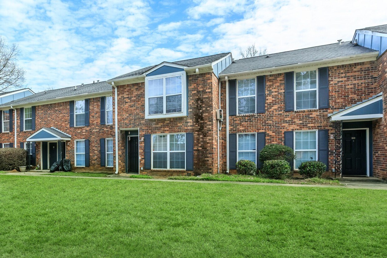 Foto principal - Village at the Creek Apartments