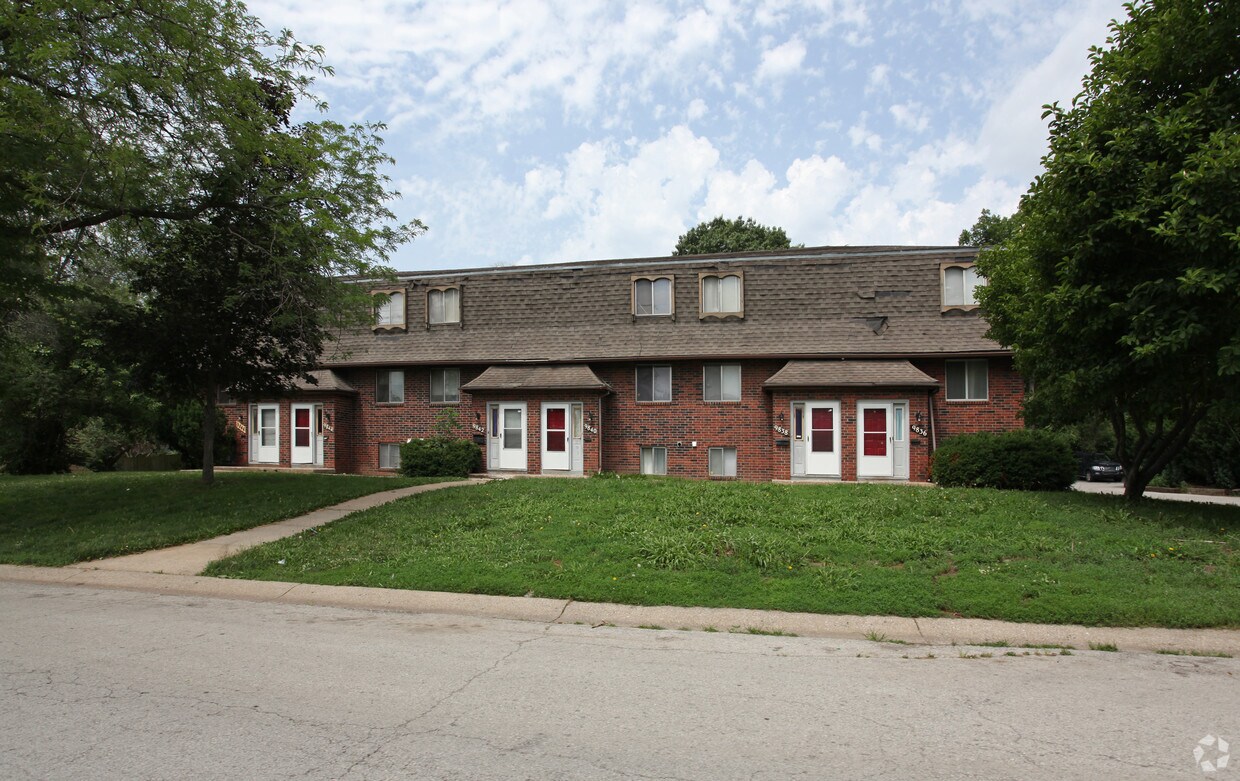 Primary Photo - 9824-9846 Locust St