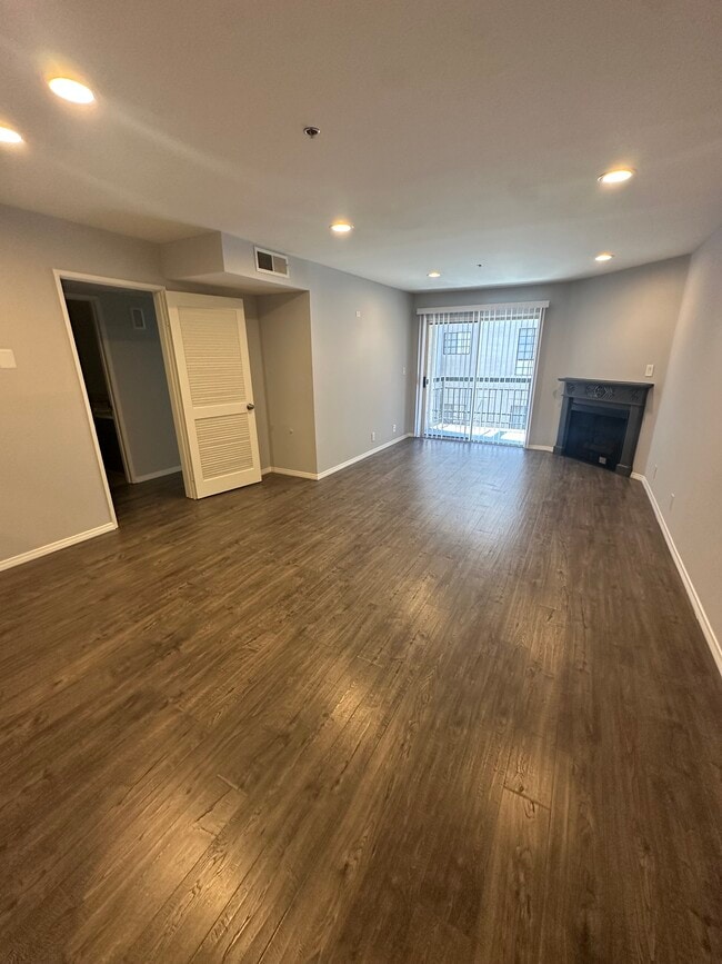 Building Photo - 8722 Burton Way