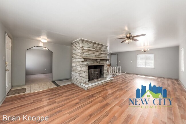 Building Photo - 2 br, 1.5 bath House - 879 E 4th Avenue