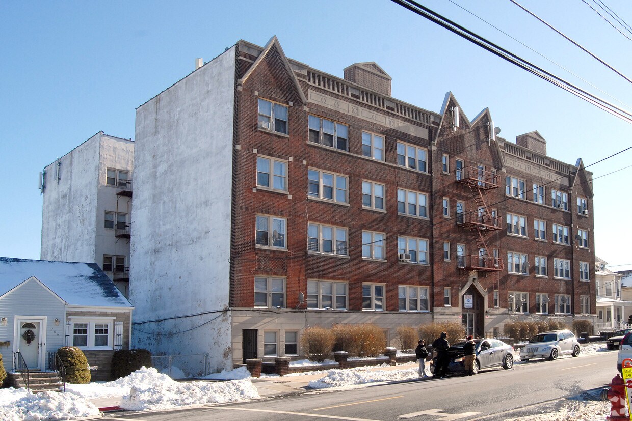 Primary Photo - 194 Davis Ave
