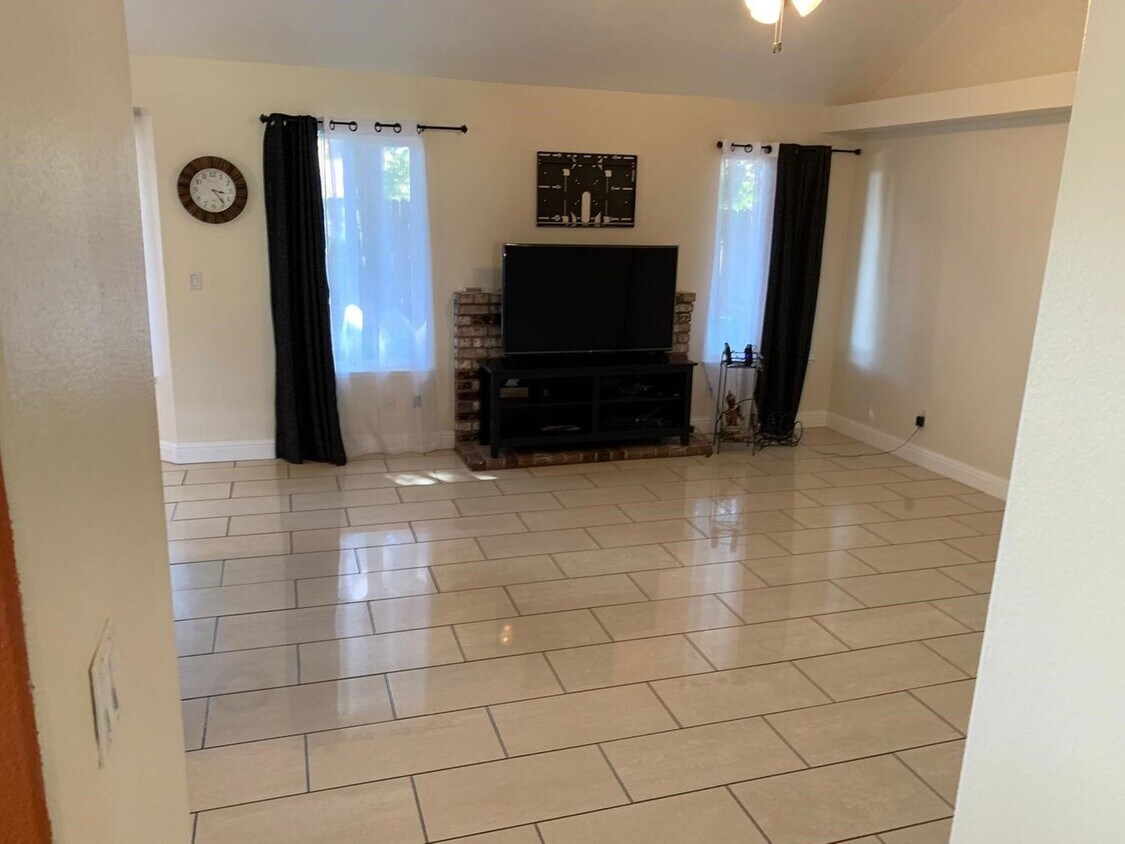 Foto principal - Spacious 5 Bedroom Home