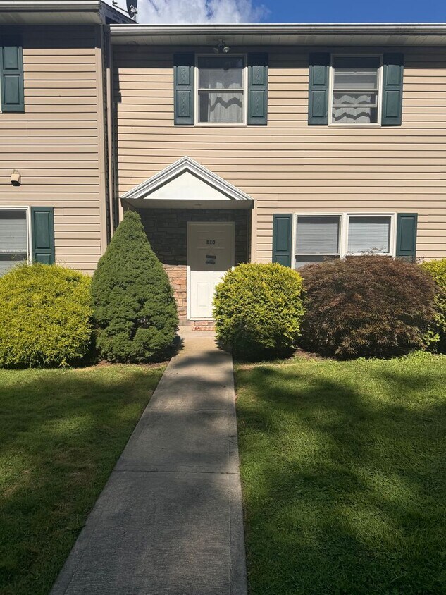 Primary Photo - Large Renovated 2 bedroom Town-home in Low...