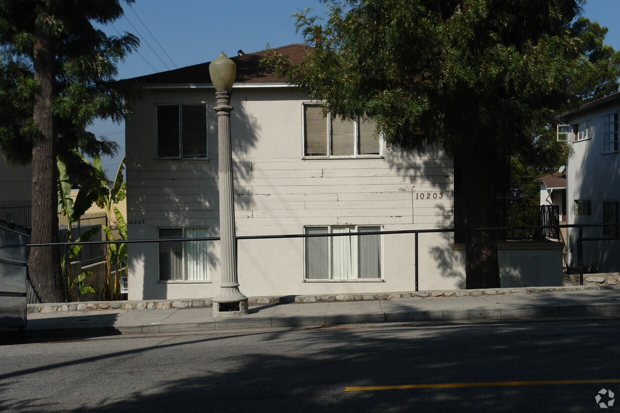 Foto del edificio - 10203-10205 Commerce Ave