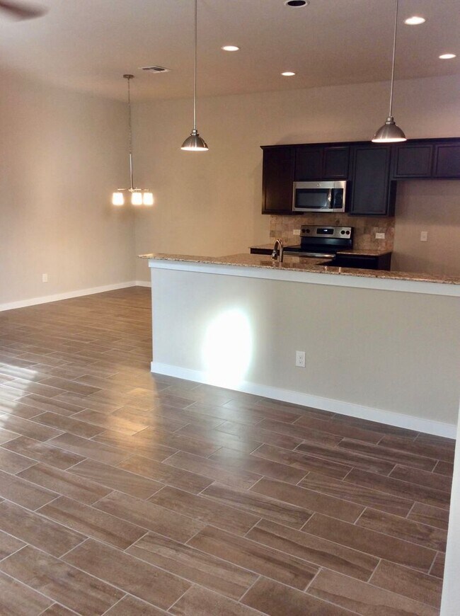 Foto del edificio - LUXURY TOWNHOME LOCATED IN PECAN PARK, BAS...