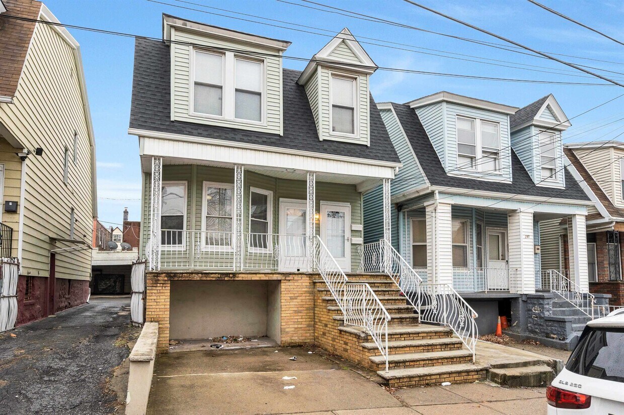 Primary Photo - 293 Armstrong Ave