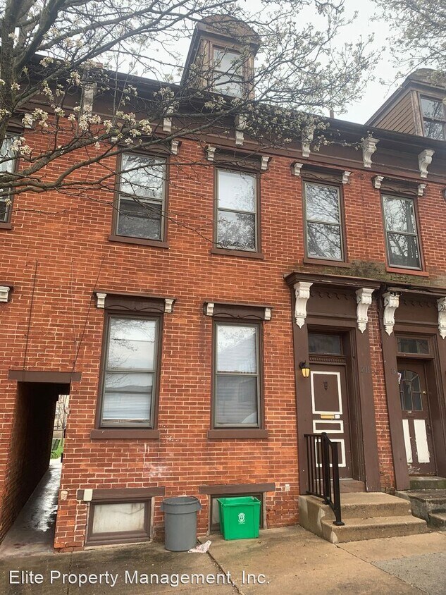 Primary Photo - Studio, 1 bath House - 211B S. Beaver St.