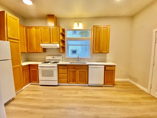 Building Photo - Charming 3BD Portland Bungalow!