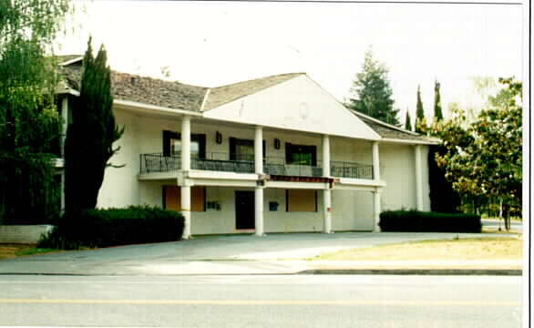 Building Photo - 20 Willow Rd